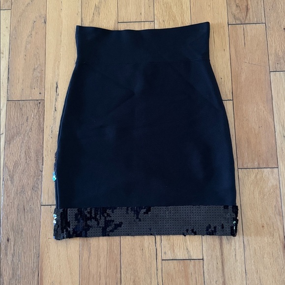 BCBG MAXAZRIA | mini skirt | black sequins | bandage style | size XS - Picture 4 of 4